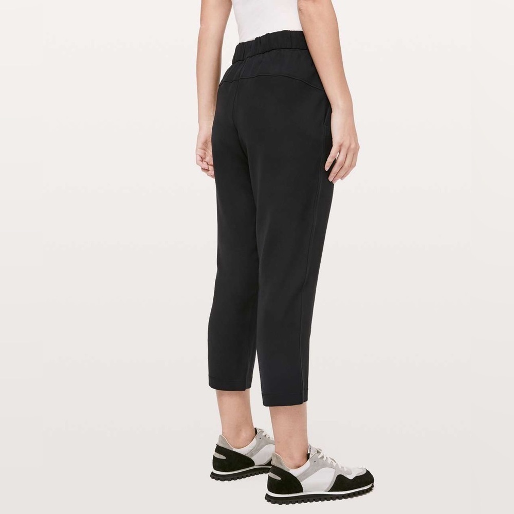 EUC Lululemon On The Fly Crop *Woven 23" *Black Size 6